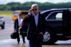 Joe Biden este viernes en el aeropuerto de Madison. Reuters