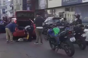 El detenido tenía en su poder diferentes prendas de vestir para desorientar a los investigadores.