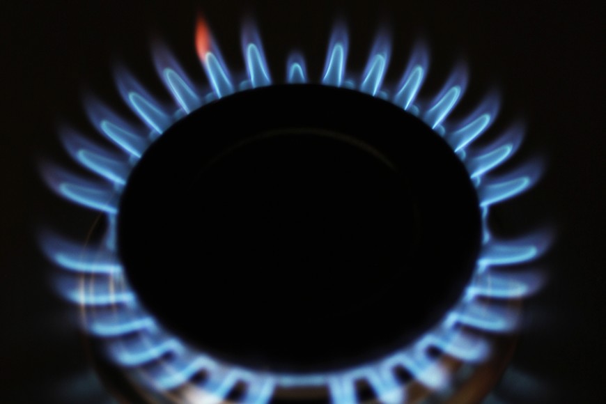 Gas flames are seen burning on a cooker in London February 21, 2008, in this posed picture. Britain's Centrica reported a 40 percent rise in 2007 profit after lower wholesale gas prices improved the profitability of its domestic British Gas business, but it said margins were now tightening again.    REUTERS_Stephen Hird   (BRITAIN) londres inglaterra  gas foto ornalla encendida rentabilidad gas ingles