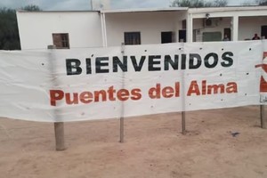 El recibimiento para los "padrinos" de Puentes en la escuela 1034 Anexo de Lote 58. Foto: Patricia Lugaro.