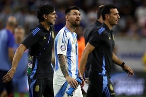 Lionel Messi camina rumbo al vestuario junto al director técnico, Lionel Scaloni, durante el encuentro contra Ecuador jugado en el NRG Stadium de Houston, Texas, Estados Unidos. Crédito: REUTERS / Agustín Marcarian.