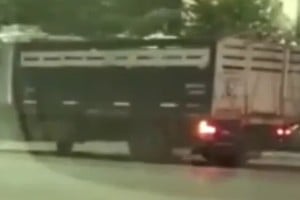 Un camión jaula quedó cruzado en Bulevar Gálvez y Laprida.