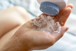 El uso de cosméticos y polvos corporales que contienen talco representa la principal fuente de exposición, dice el informe.