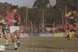 El gol menos deseado. Daniel Eduardo Mozas, hincha y jugador de Colón (106 partidos entre 1987 y 1992), en un momento impensado: hacerle un gol a Colón en La Fragata. Hace 29 años que no se cruzan y el Sabalero nunca pudo ganar en Isidro Casanova. Crédito: Gentileza.