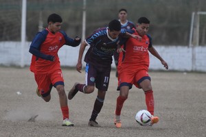 En el predio Nery Pumpido, juego e igualdad. Santa Fe Fútbol y El Cadi igualaron en un tanto en el destacado del sábado. Crédito: Luis Cetraro