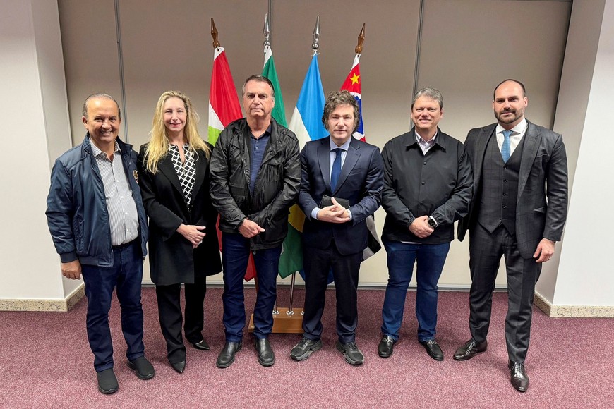 El Presidente Javier Milei y la secretaria general de la Presidencia, Karina Milei, junto al ex Presidente de Brasil, Jair Bolsonaro; el diputado federal por São Paulo, Eduardo Bolsonaro; el gobernador de São Paulo, Tarcísio de Freitas; y el gobernador de Santa Catarina, Jorginho Mello.