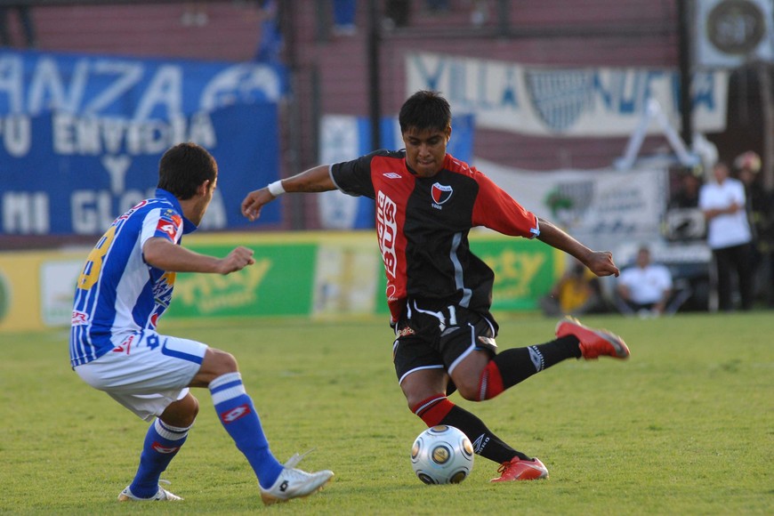2009. El volante zurdo hacía "surcos" por esa banda de la cancha de Colón. Foto: Flavio Raina / Archivo