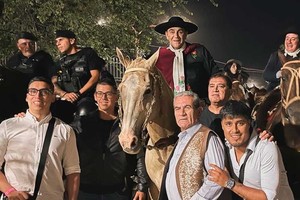 Arriba del caballo el histórico folclorista. Abajo, el volante zurdo que jugó en Colón.