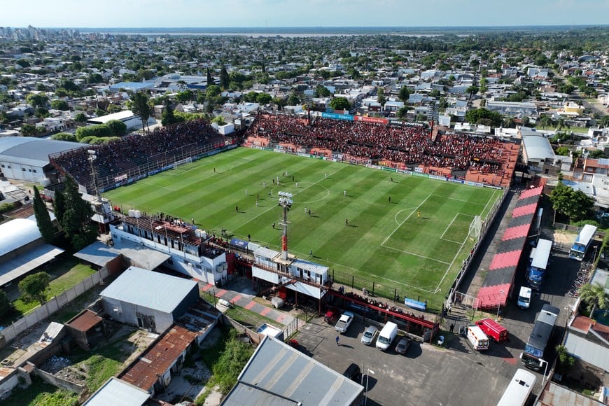 Sobran lugares pero...El muy mejorado estadio Presbítero Bartolomé Grella de la capital entrerriana, donde Patronato de Paraná recibirá este domingo a las 16 al puntero Colón en el Interzonal. La dirigencia del "Patrón" quería recaudar vendiendo entradas a sabaleros, pero la Policía respondió de manera negativa. Crédito: Fernando Nicola