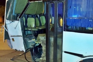 El tren y el colectivos que protagonizaron el accidente.