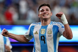 Y salta, y salta, salta, salta, salta... Julián Álvarez, como en el partido de la fase de grupos, le anotó un gol a Canadá para abrir el marcador. Crédito: Agustin Marcarian/Reuters