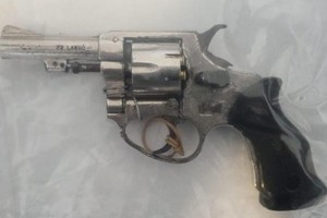 Tanto las armas como los apresados quedaron a disposición del fiscal en turno.