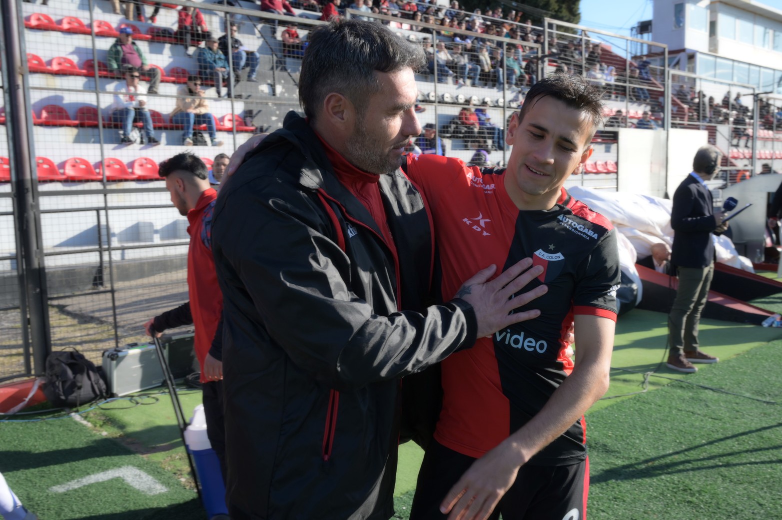 El DT de Patronato Diego Pozo saluda a Federico Jourdan. El ex arquero de Colón revivió a Patronato.