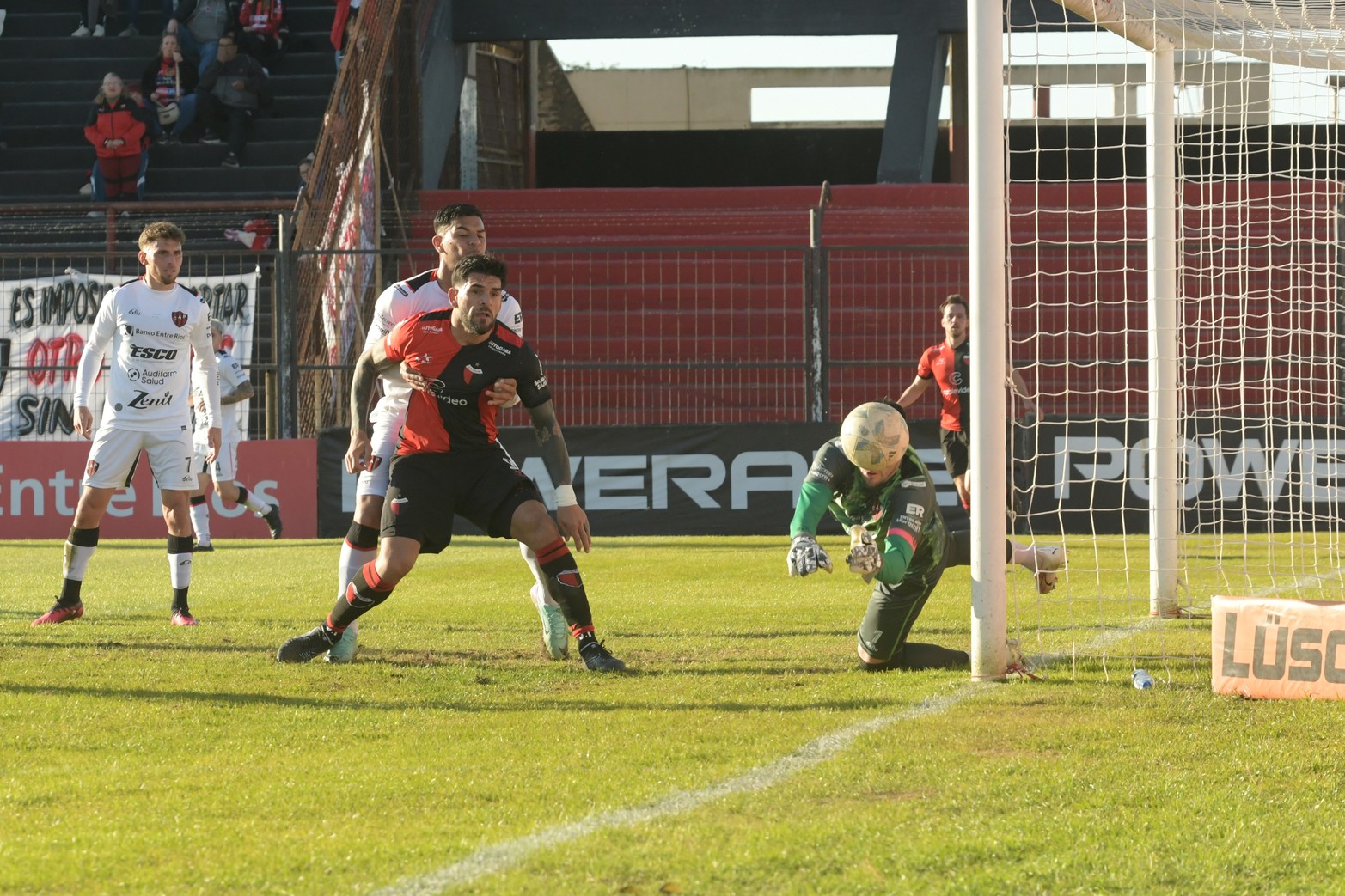 El cabezazo de Lago es rechazado por el arquero de Patronato. Fue en el primer tiempo.