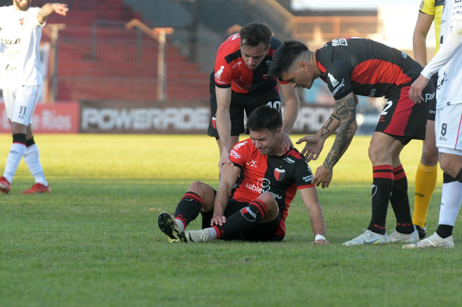 Le duele. Ignacio Lagos se lamenta de un patadón. Goltz y Bernardi tratan de consolarlo. 