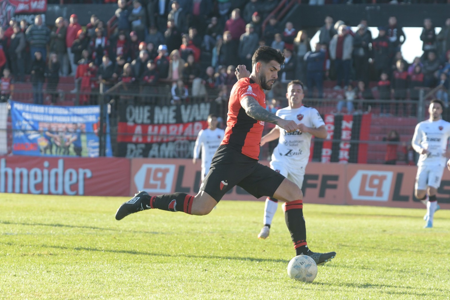 Javier Toledo en otra oportunidad desperdiciada. En el primer tiempo tuvo una clara pero el derechazo no tuvo puntería.