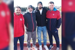 Con ese corazón tatengue. La postal de Ema Brítez, en el predio donde jugaron los partidos de AFA las inferiores del Tate, junto a Renzo Marzocchi, Marcelo Piazza y Nicolás Vazzoler. Además de la presencia, hubo donación a las divisiones inferiores.