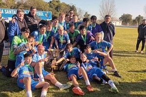 Felicidad plena. Los pibes de la Sub 15 de la Liga Santafesina de Fútbol se quedaron con el trofeo dorado tras vencer a la Rafaelina.