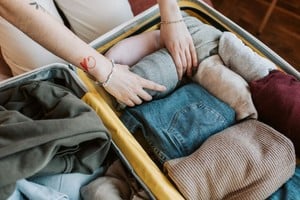 Descubre técnicas para lograr una valija práctica y organizada durante tus escapadas invernales.