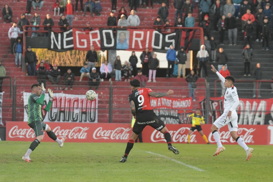Se le cerró el arco. Javier Toledo, que en el primer tiempo había desperdiciado un mano a mano con un derechazo, se lo pierde de cabeza adentro del área chica en el complemento. Además de no ganar de visitante, tampoco hace goles.
Foto: Mauricio Garín