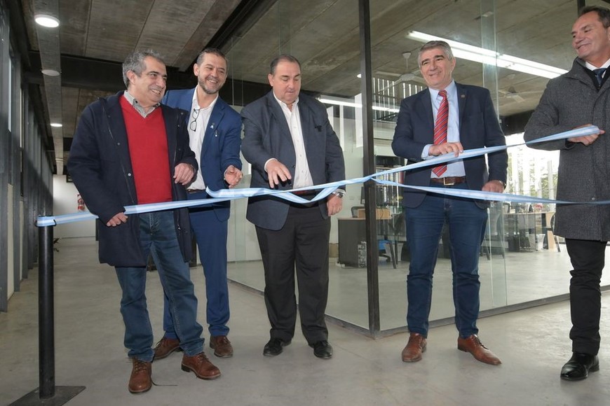 Del corte de cinta participó el intendente Juan Pablo Poletti; Fabián Bastía, ministro de Gobierno de Provincia; Sebastián Mastropaolo, secretario de Gobierno del municipio; y Juan Medina, secretario General de Asoem. Foto: Mauricio Garín