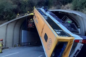 Un total de 24 dotaciones y dos helicópteros participan en la operación de rescate.