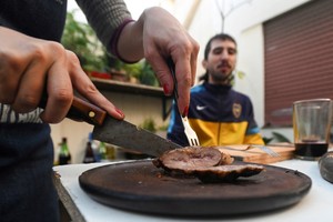 El trabajo muestra la pérdida del poder adquisitivo de la población y en segundo lugar la menor cantidad de liquidación de carne. Crédito: REUTERS / Martin Cossarini.