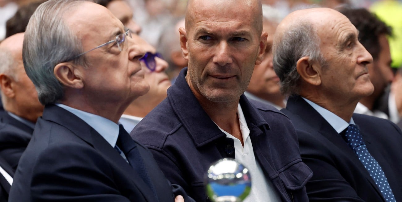 Zinedine Zidane junto a Florentino Pérez durante la presentación. Créditos: REUTERS