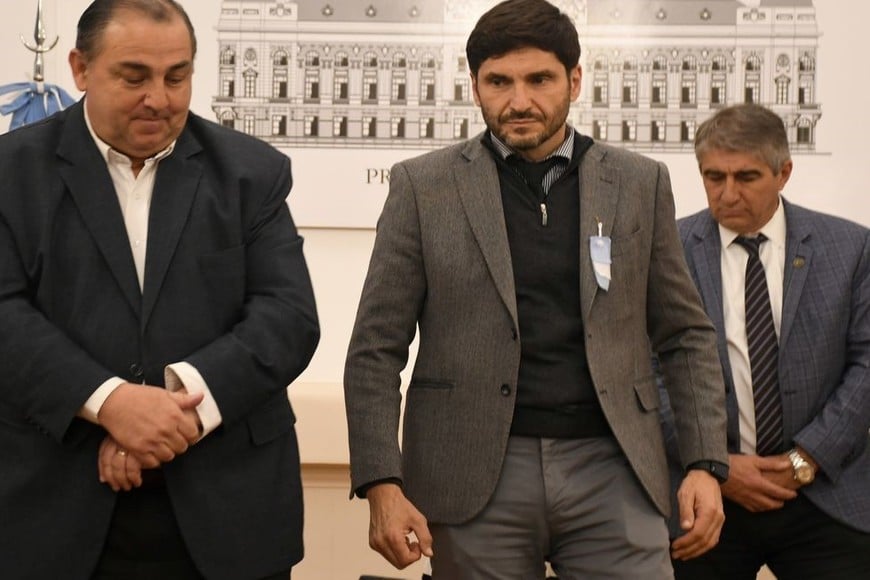 El gobernador Pullaro y el intendente Poletti firmaron el convenio para refuncionalizar el Centro de Operaciones y Monitoreo. Foto: Manuel Fabatía