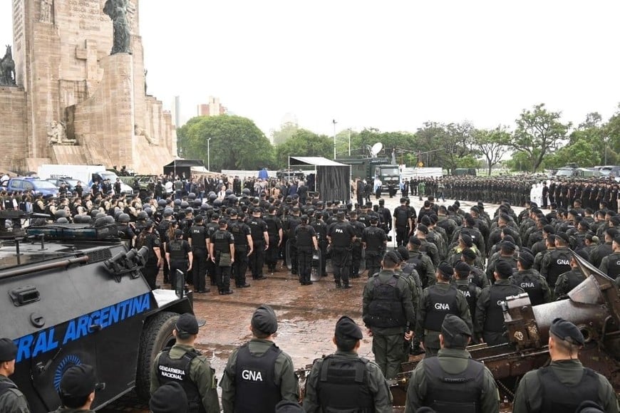 Bullrich lanzó el Plan Bandera el 17 de diciembre en un acto en Rosario. El operativo implicó desplegar fuerzas federales a Santa Fe, así como dar soporte logístico e inteligencia criminal para combatir a las bandas narcos.