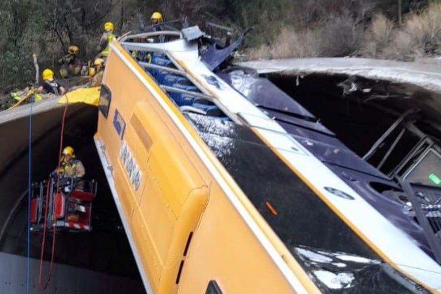 El conductor del autobús fue liberado y evacuado por los bomberos.