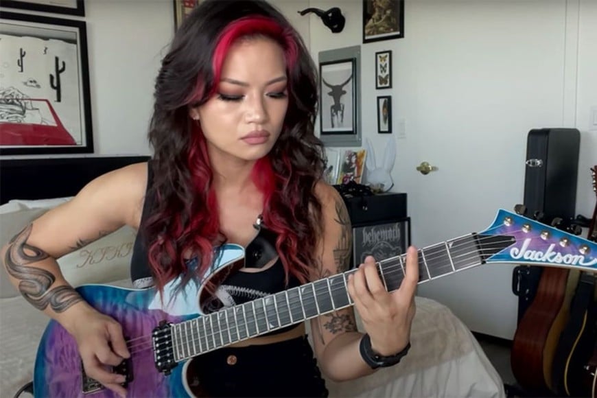 Kiki Wong, guitarrista de Vigil Of War, se sumó a la histórica banda para The World is a Vampire Tour.