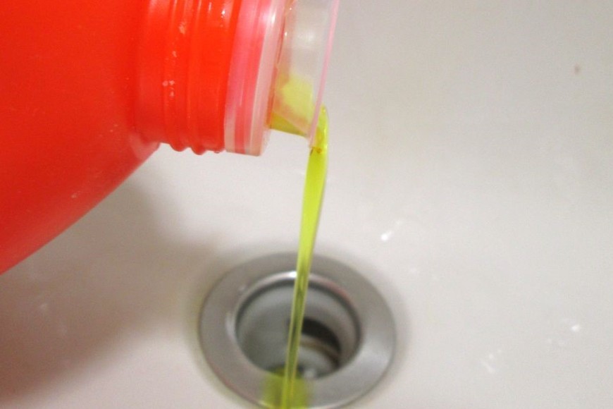 Producto, etiquetado como “DESTAPA CAÑERÍAS. DESTAPA DESINFECTA DESODORIZA. Daytona”.