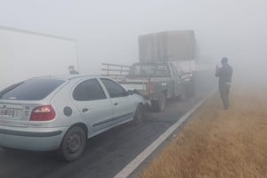 Debido al siniestro vial la policía llevaba a cabo un corte parcial preventivo en el cruce de la Ruta 80 y Ruta 10 con colaboración de Bomberos Voluntarios de Gálvez, Comando galvense, y efectivos de la Comisaría 2 de Gálvez y 13 de Arocena.
Foto: Gentileza