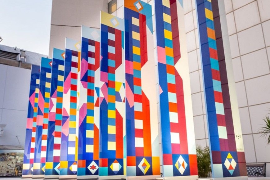 Sobre una de las paredes de Pasteur 633, la institución inauguró una nueva obra de arte llamada “Colores de AMIA”. Foto: Archivo