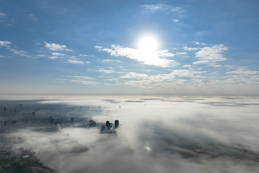 Desde lo más alto del cielo santafesino, la niebla impidió ver parte de la ciudad y el río. Foto: Fernando Nicola