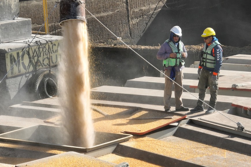 nicola barcazas granos puerto