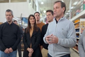 Acuerdo Santa Fe es un programa que impulsa el Gobierno provincial que ofrece 50 productos de la canasta familiar a precios de referencia. Se trata de artículos variados de consumo masivo, de calidad y en su mayoría, de producción santafesina. El plan ya llegó a más de 45 localidades y a 200 establecimientos comerciales.