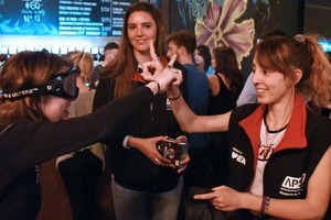 Controles voluntarios y preventivos en los bares de los principales polos gastronómicos y espacios recreativos, juegos y premios a los conductores designados de cada grupo de amigos, y cascos de realidad virtual que simulan la degradación de la visión cuando se ha consumido alcohol integran el abanico de acciones dirigidas a la concientización de rosarinas y rosarinos en el marco de una celebración tan convocante. 
Foto: Gentileza