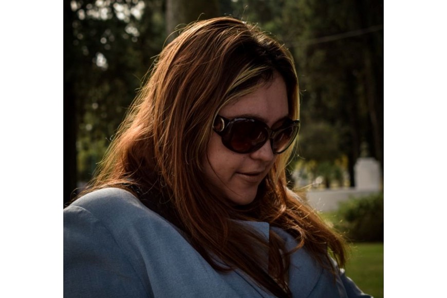 “Corintios 6.18”: Brian Bolsón como Edgardo Gabriel Storni, celebrando misa en una sesión fotográfica que ya despertó polémica antes del estreno.