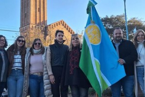 “El diseño plasma la agricultura, ganadería y lechería, como los pilares del trabajo y desarrollo local. Las manos entrelazadas, simbolizan el espacio donde se convive de forma respetuosa, tanto en el ámbito religioso como en el deportivo. Todo esto dentro de un sol que se alza, sobre los campos fértiles de nuestra Felicia”, comentaron autoridades comunales.