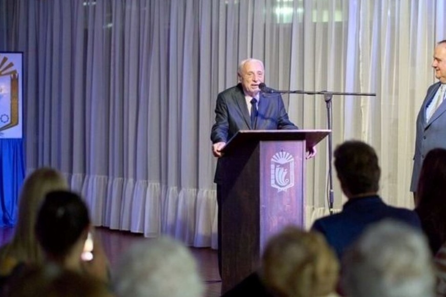 Norberto Luppi durante el homenaje por el 60° aniversario de la creación del escudo de Firmat. Foto: Municipalidad de Firmat