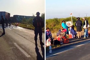 Izquierda. Los vehículos de gran porte  tras la colisión. Derecha. Los pasajeros que quedaron varados al costado de la ruta.