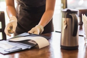 Establecimientos gastronómicos podrían incluir propina en facturas a partir de decreto.