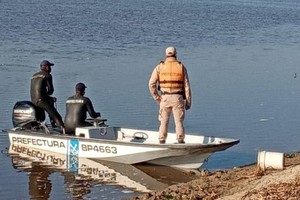 El cuerpo fue encontrado por un pescador que navegaba por el lugar, aproximadamente a la altura de la Manzana 8 del distrito costero de Alto Verde.