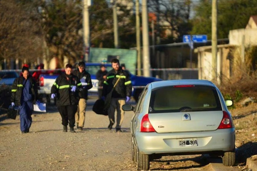 Los efectivos localizaron el cadáver en el asiento posterior. Créditos: Nicolás Bravo