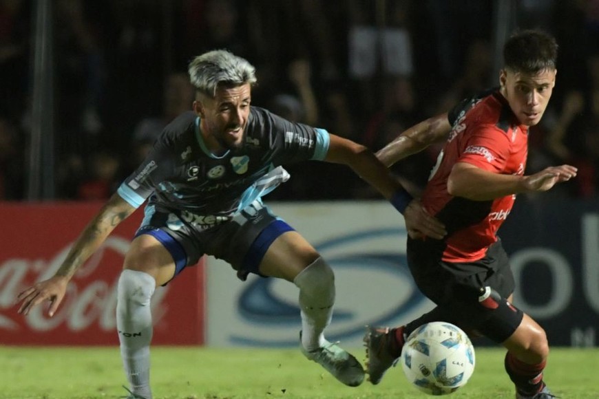 Vuelve el "motorcito". Nicolás Talpone, justamente ex Estudiantes de Río Cuarto, volverá este sábado al once titular sabalero contra los cordobeses. Es una pieza clave en el equipo de Iván Delfino. Créditos: Mauricio Garín