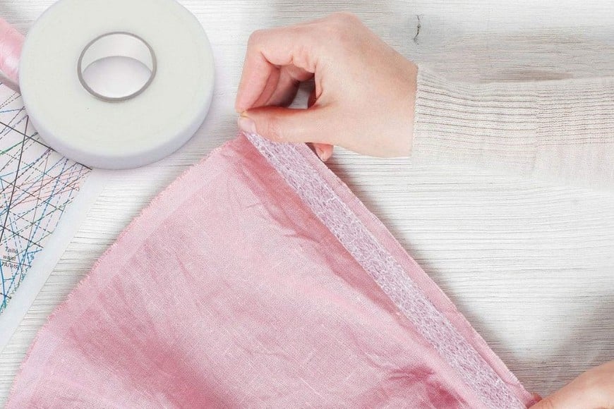 La cinta doble cara es la clave para mantener tus pantalones a la medida perfecta.