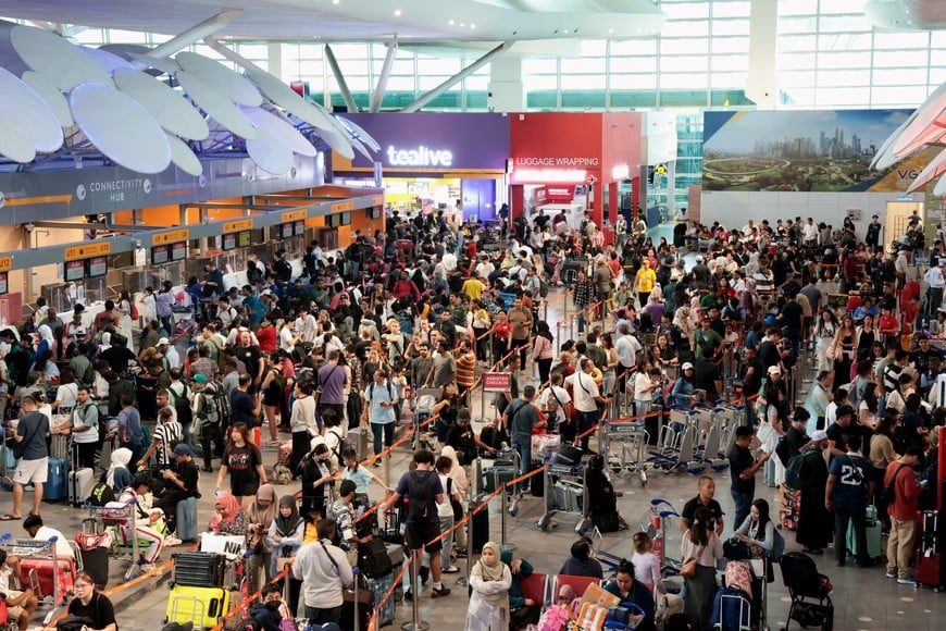 AirAsia passengers wait to be checked-in manually at Kuala Lumpur International Airport's Terminal 2, after a global IT system outage, in Sepang, Malaysia, July 19, 2024. REUTERS/Hasnoor Hussain