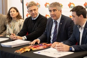 En Firmat, los funcionarios hicieron entrega de ocho escrituras gestionadas a través del programa provincial “Protege tu Casa”. Además se hizo entrega de certificados de subsistencia a tres instituciones locales y se firmó un convenio con el municipio para la realización de obras urbanas.